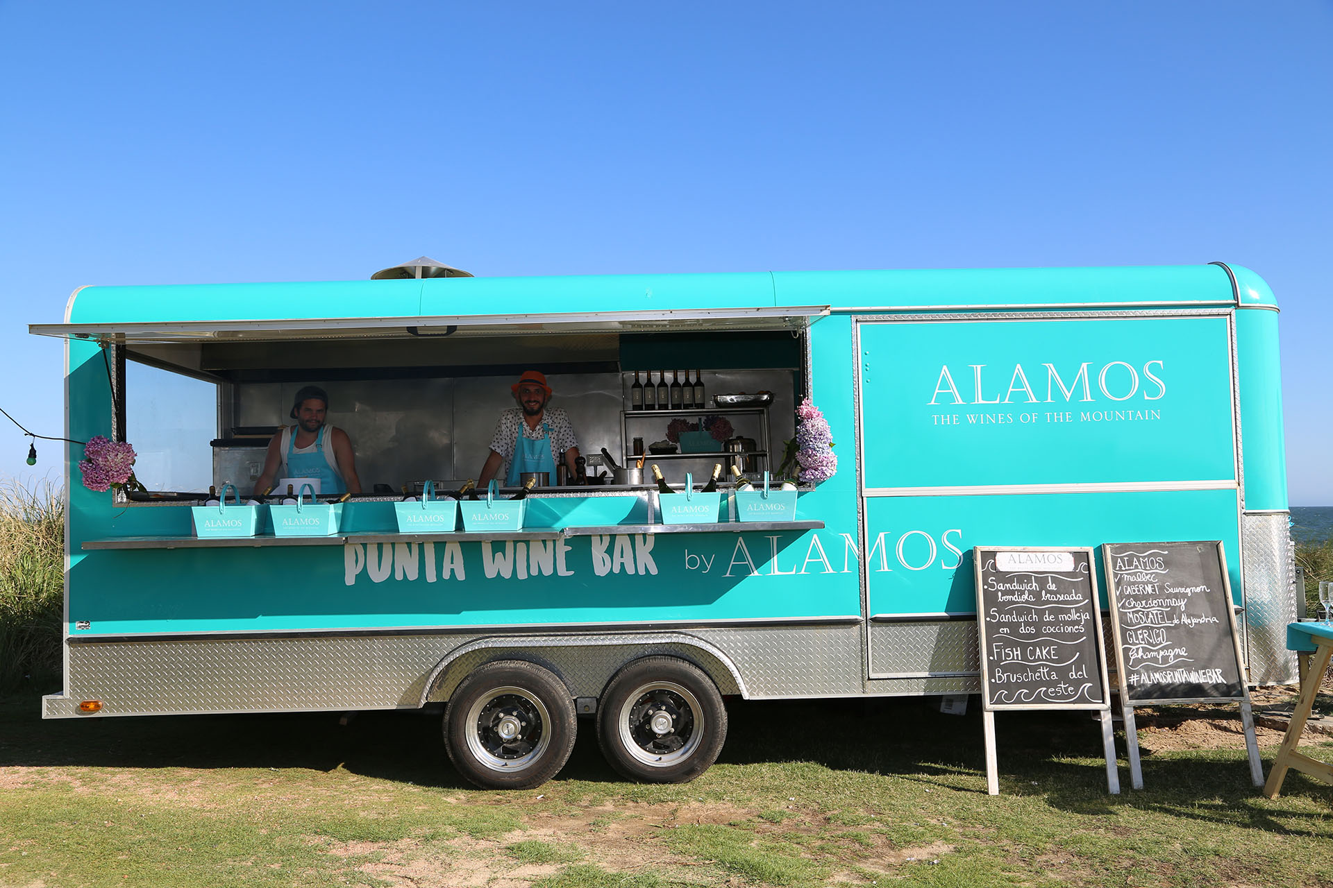 Fish cakes, vacío braseado, mollejas crocantes y bruschettas fueron algunas de las delicias que preparó el chef del winetruck para acompañar las copas de Álamos Chardonnay, Sauvignon Blanc, Moscatel de Alejandría, Malbec y espumante Extra Brut, copas que circulaban por la playa tiñendo de alegría una tarde inolvidable