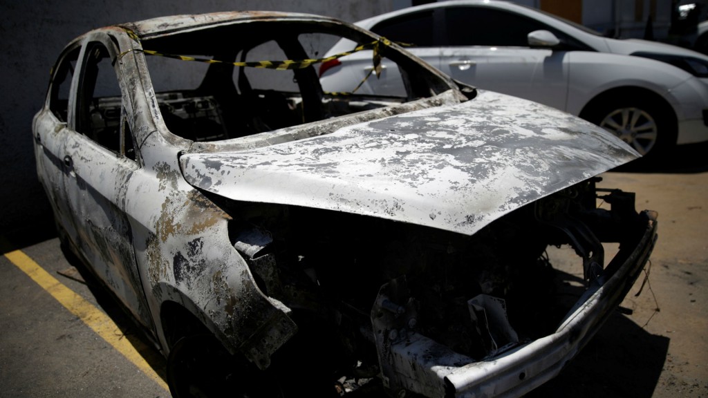 El auto carbonizado donde fue encontrado el cuerpo del embajador griego en Brasil Kyriakos Amiridis (Reuters)