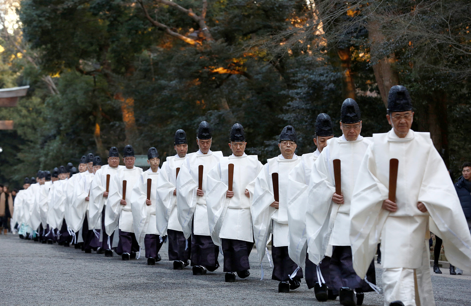 Los sacerdotes sintoístas caminan para asistir a un ritual para inaugurar el año nuevo en el Santuario Meiji, en Tokio (Reuters)