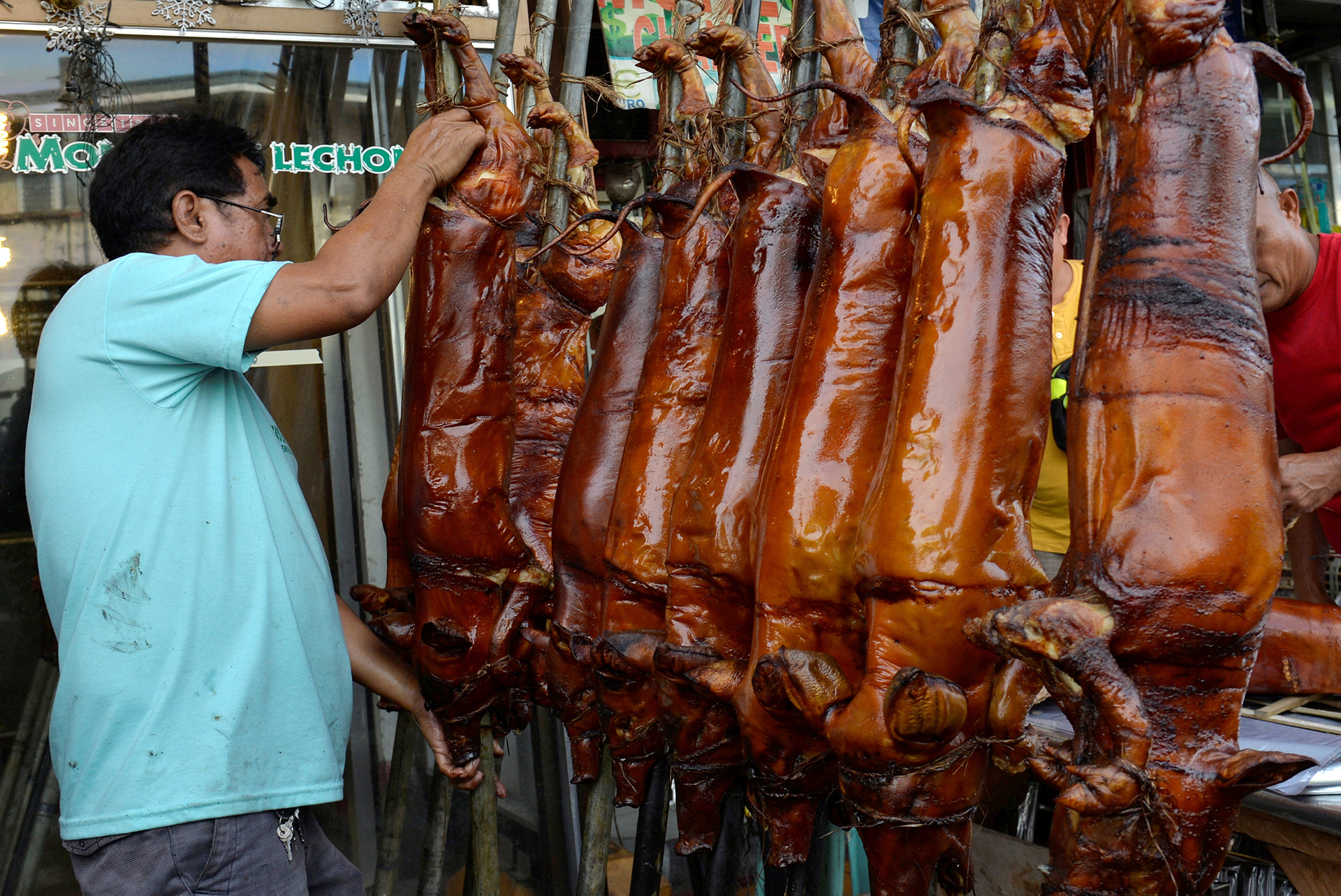 Un vendedor acomoda una fila de cerdos recién cocinados en una tienda en Manila, Filipinas (Reuters)