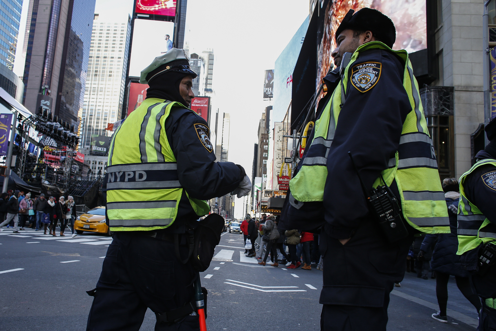 Oficiales de la Policía de Nueva York custodian Times Square a la espera de la llegada de miles de personas para celebrar el 2017 (AFP)