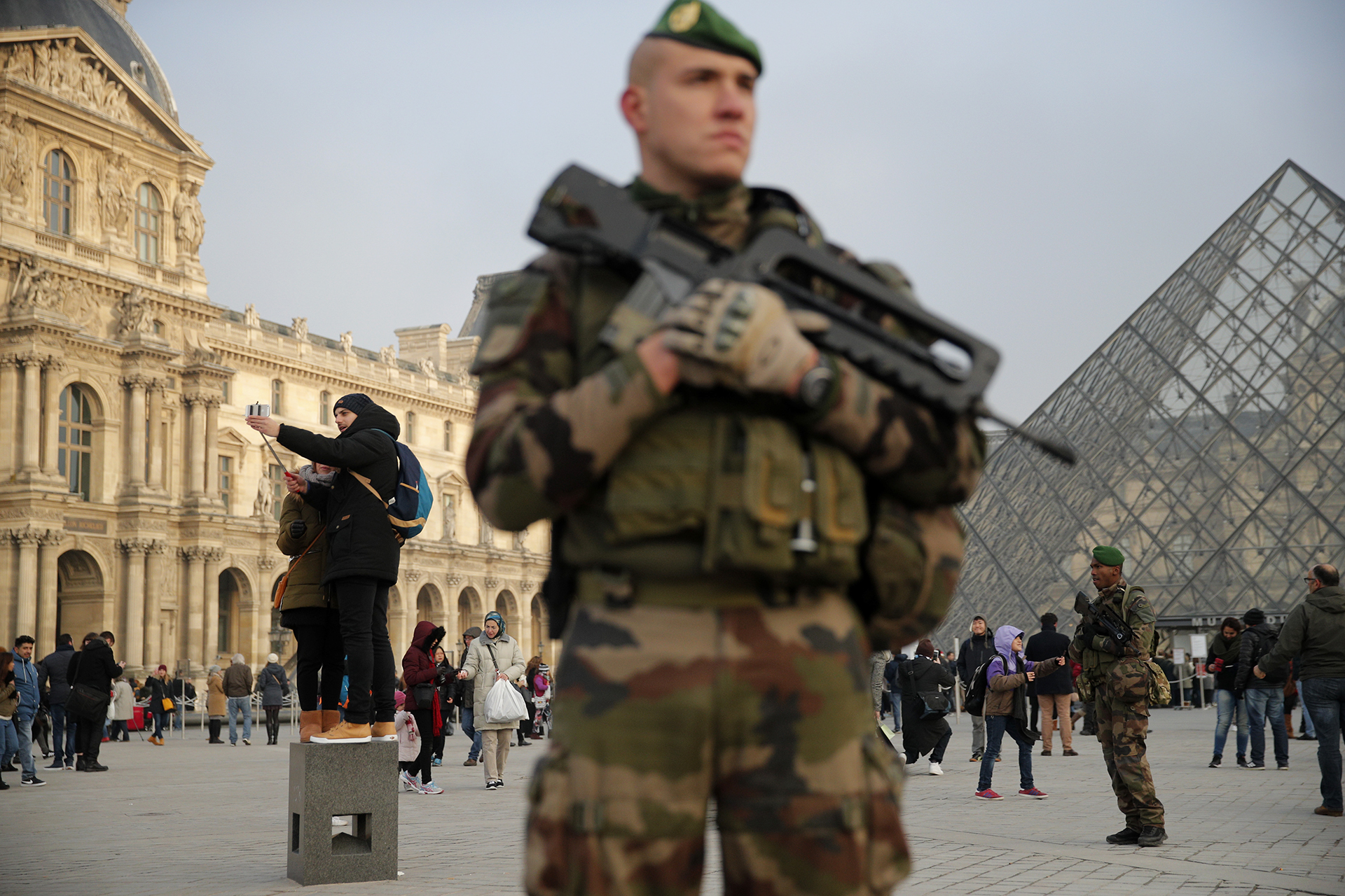 Un soldado francés en las calles de París (AP)