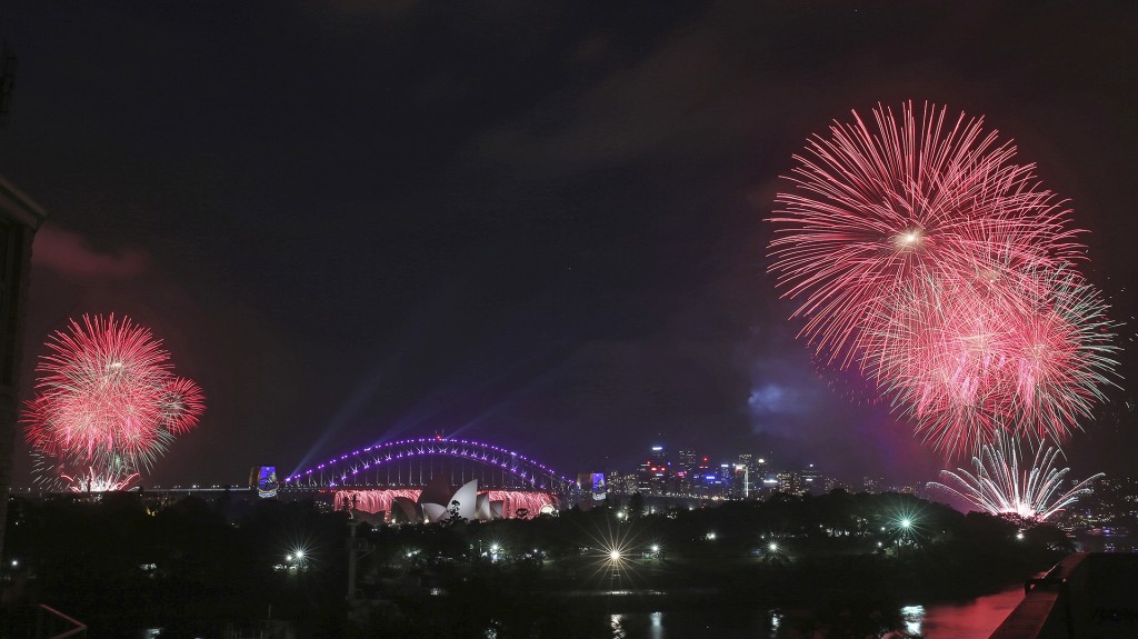 En Sídney se vivió un gran espectáculo de fuegos artificiales (AP Photo/Rick Rycroft)