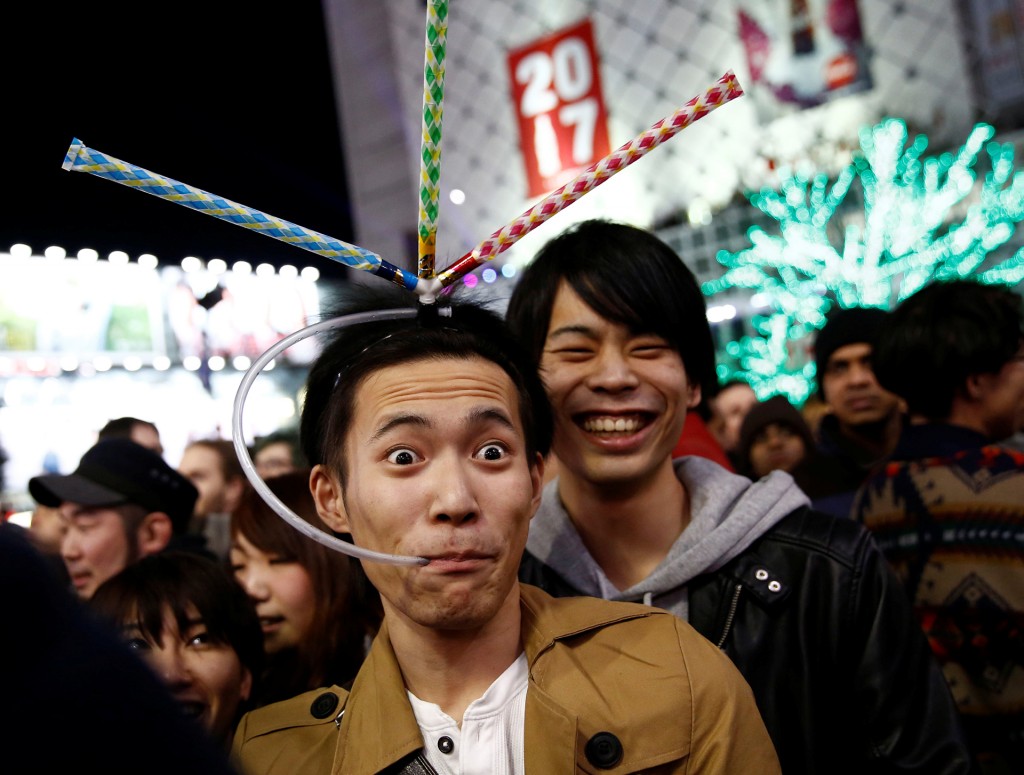 Dos jóvenes celebran en las calles de Tokyo (Reuters)