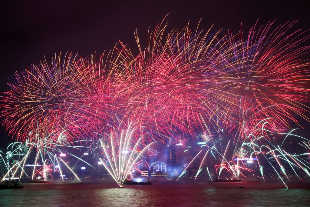 Miles de personas disfrutaron en Hong Kong del show por el año nuevo