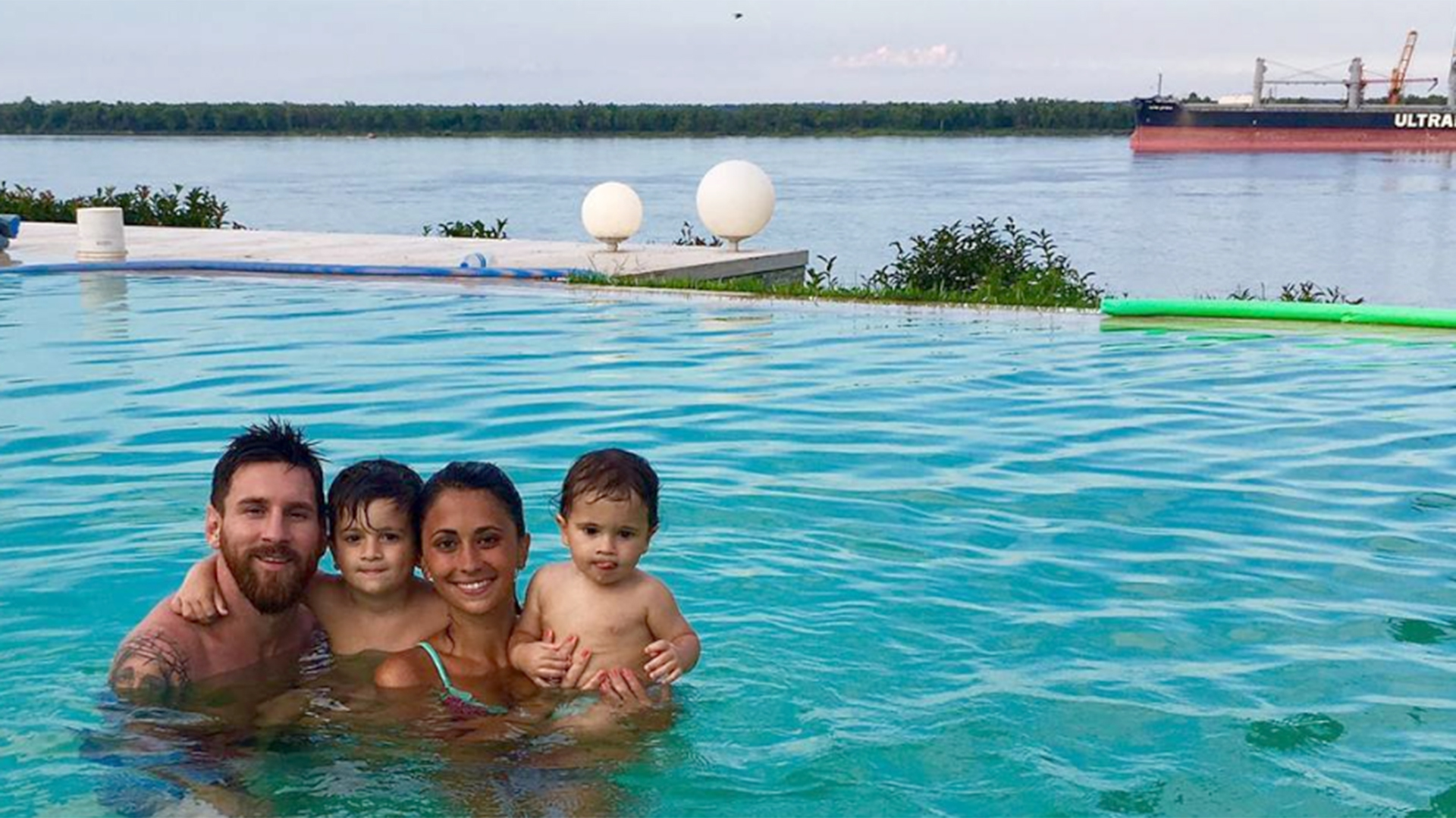 31 de diciembre de 2016. “Terminando el año en la pile. Feliz 2017 para todos!”, escribió Antonela en Instagram. Tuvo 3 millones de me gusta