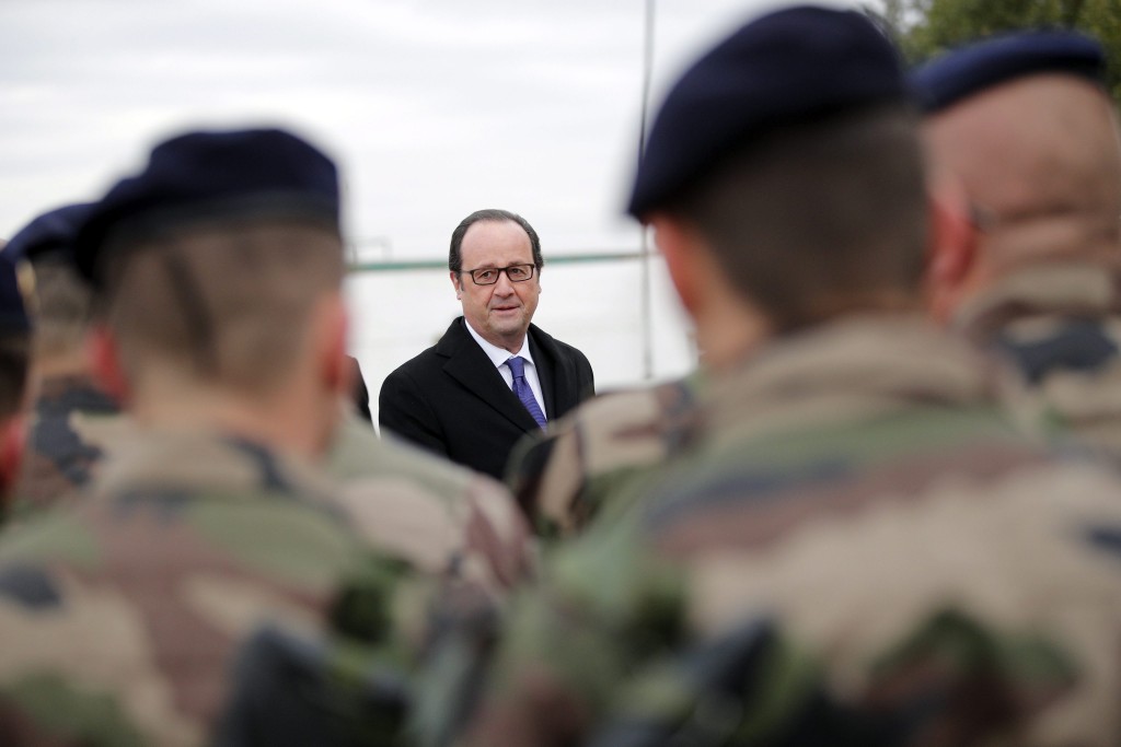 El mandatario frente a tropas especiales francesas en Bagdad (EFE)
