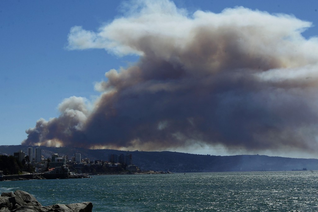 Vista general de un incendio forestal en el sector de Playa Ancha en la ciudad de Valparaíso (EFE)