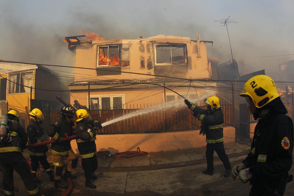 Personal de bomberos combate un incendio forestal en el sector de Playa Ancha en la ciudad de Valparaíso (EFE)