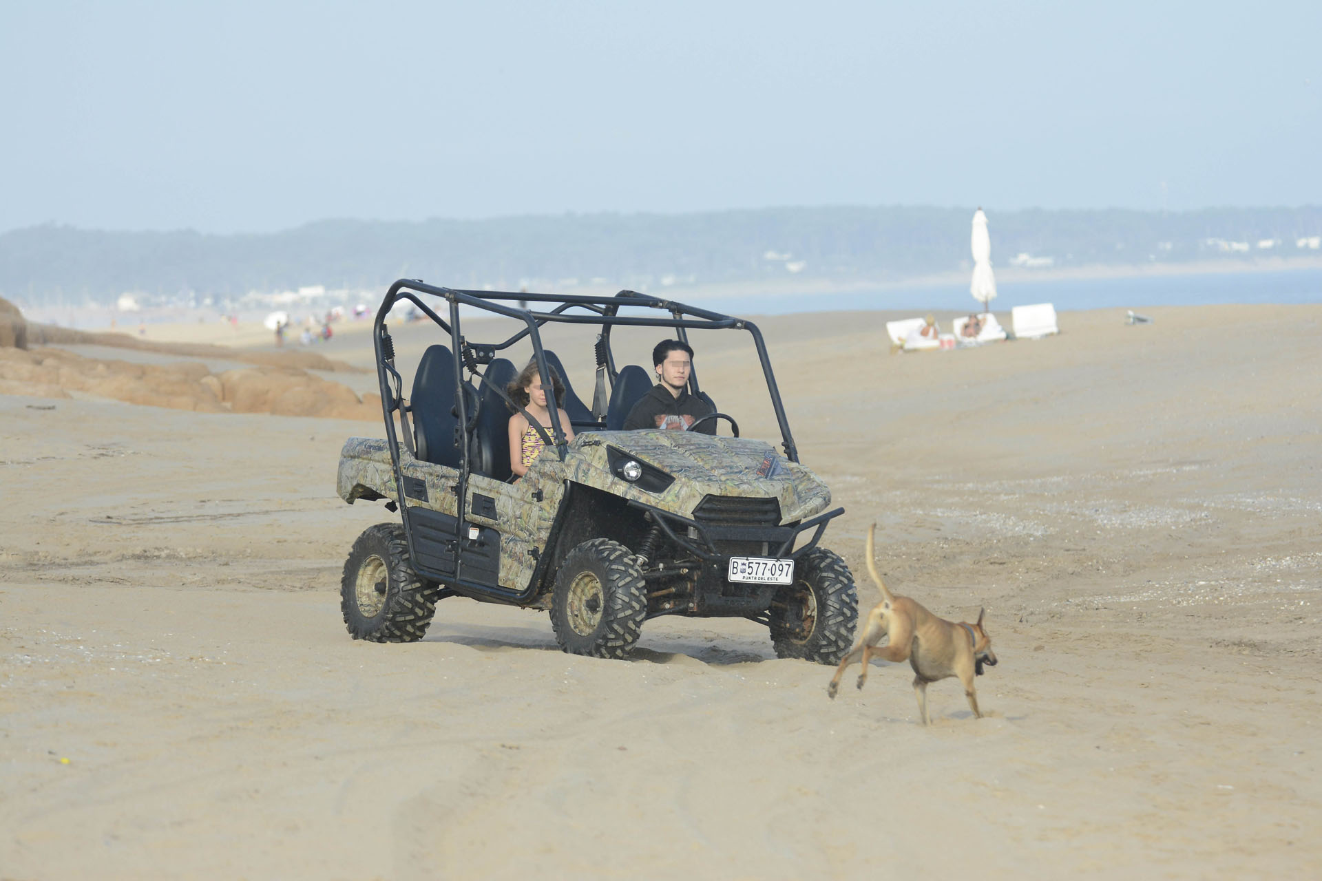 Francisco Tinelli manejando el jeep