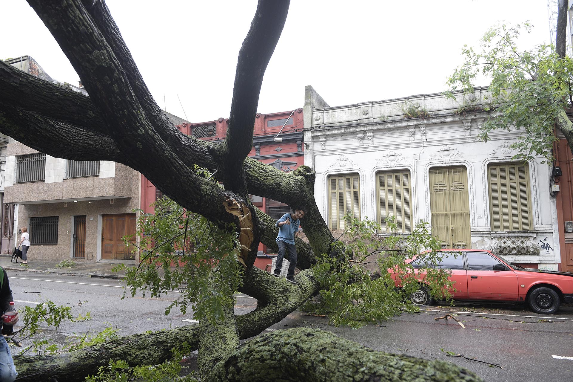 El Instituto Nacional de Meteorología de Uruguay (Inumet) mantiene hasta el momento una alerta naranja para seis departamentos del norte del país (Salto, Paysandú, Río Negro, Tacuarembó y Rivera) y una amarilla para el resto del país, hasta las 00:00 horas de este miércoles