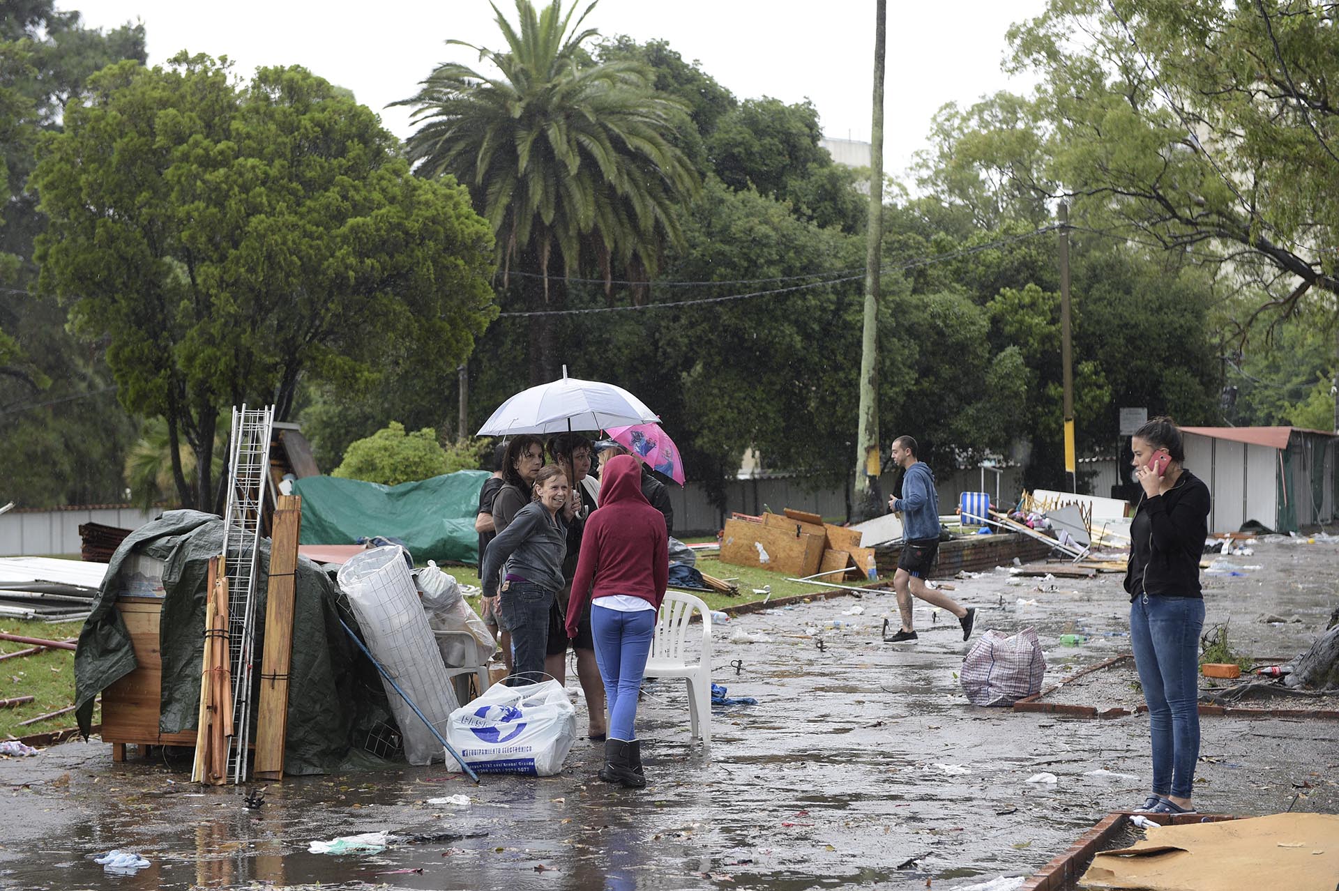 Previamente la institución indicó en un comunicado que “el país se encuentra bajo una masa de aire inestable que produce tormentas puntualmente intensas” y que estos “eventos severos” podían provocar “corrientes descendentes, granizo, precipitaciones copiosas y fuerte actividad eléctrica”