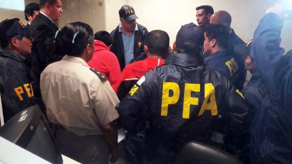 La entrega de B.J a las autoridades de la PFA.
