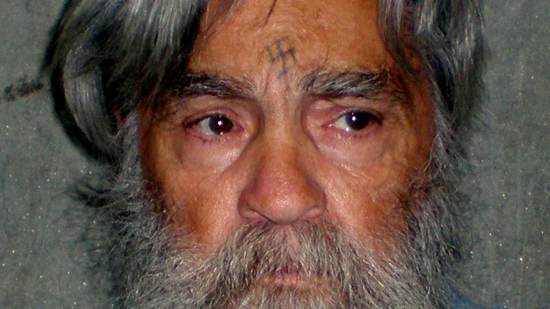 Cinco personas reclamaron el cuerpo de Charles Manson y las autoridades dudan sobre a quién le corresponde