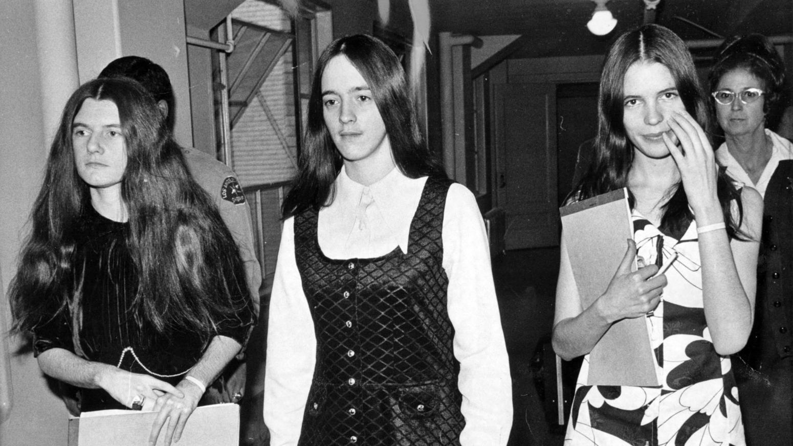 Tres seguidoras de Manson, Patricia Krenwinkel, Susan Atkins y Leslie Van Houten en 1971, durante el juicio por los asesinatos (AP)