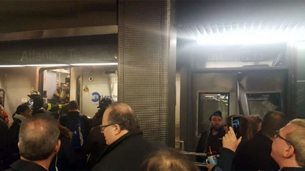 Testigos citados por medios locales indicaron que, al parecer, la unidad no hizo una parada completa al entrar en la terminal y chocó con los topes de una vía muerta