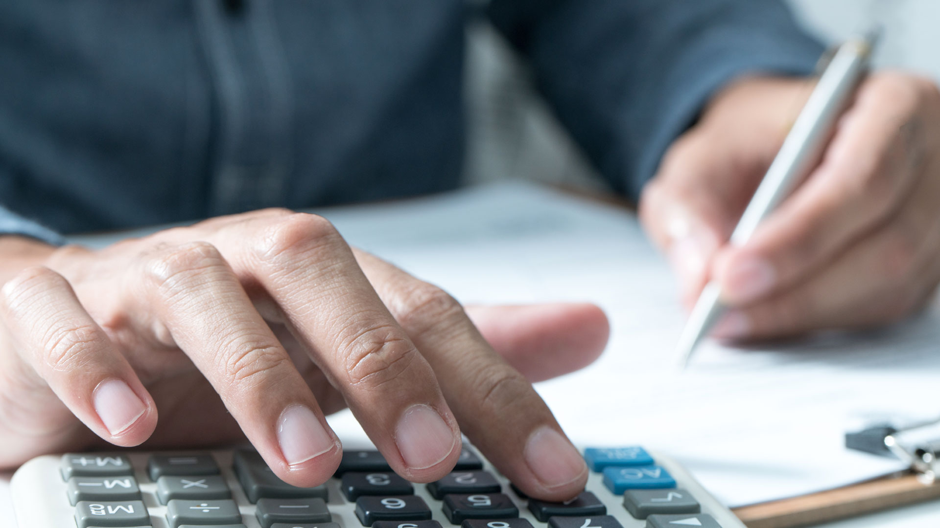 Se estima que 1,9 millones de empleados están abarcados por el impuesto (iStock)