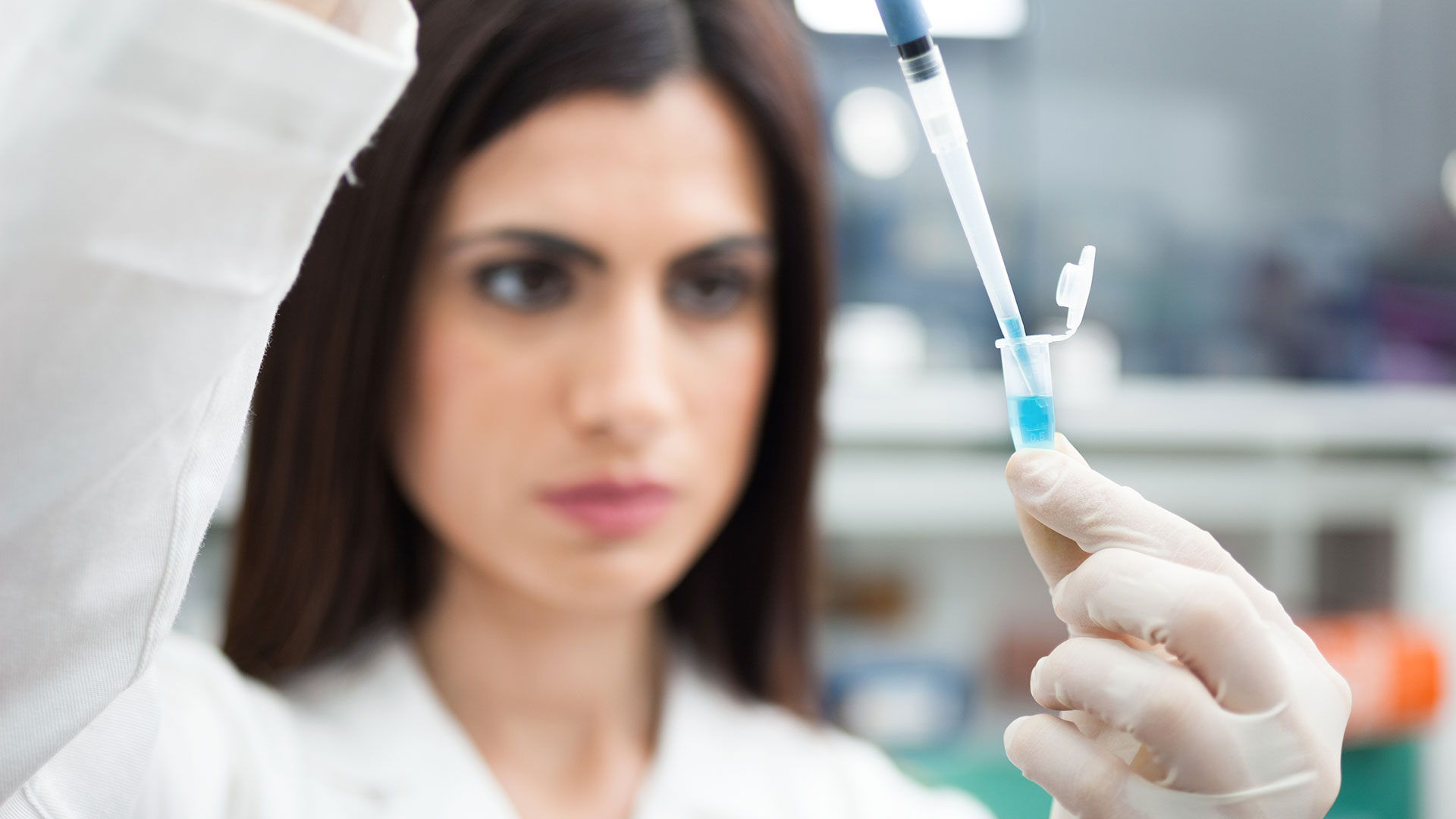 El ARN que flota en el torrente sanguíneo materno para detectar fluctuaciones en la expresión de siete genes y que están asociados a la posibilidad de un nacimiento prematuro (iStock)