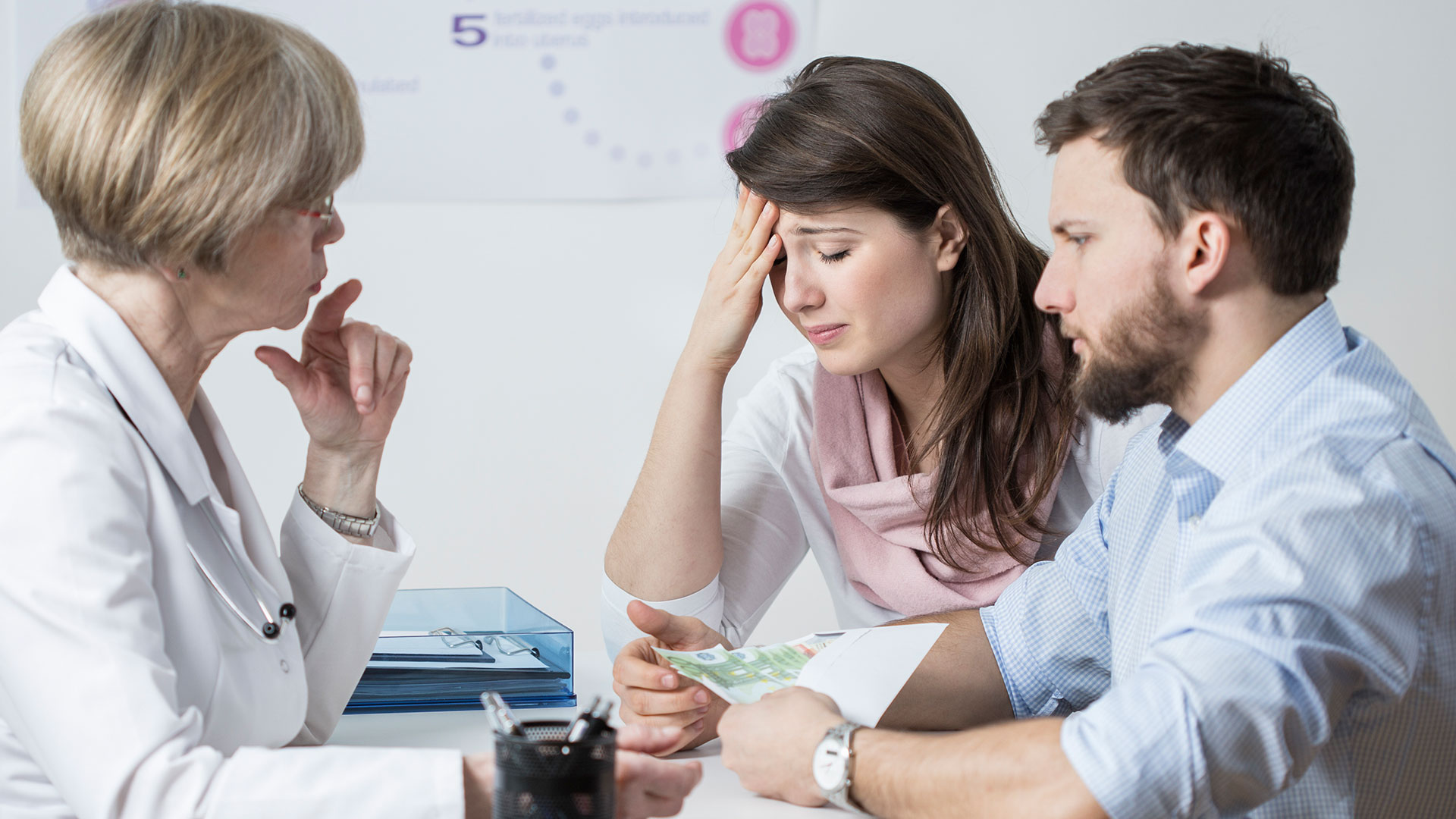 Las parejas suelen verse afectadas cuando reciben la noticia de que para poder tener hijo deben prescindir de sus gametos (iStock)