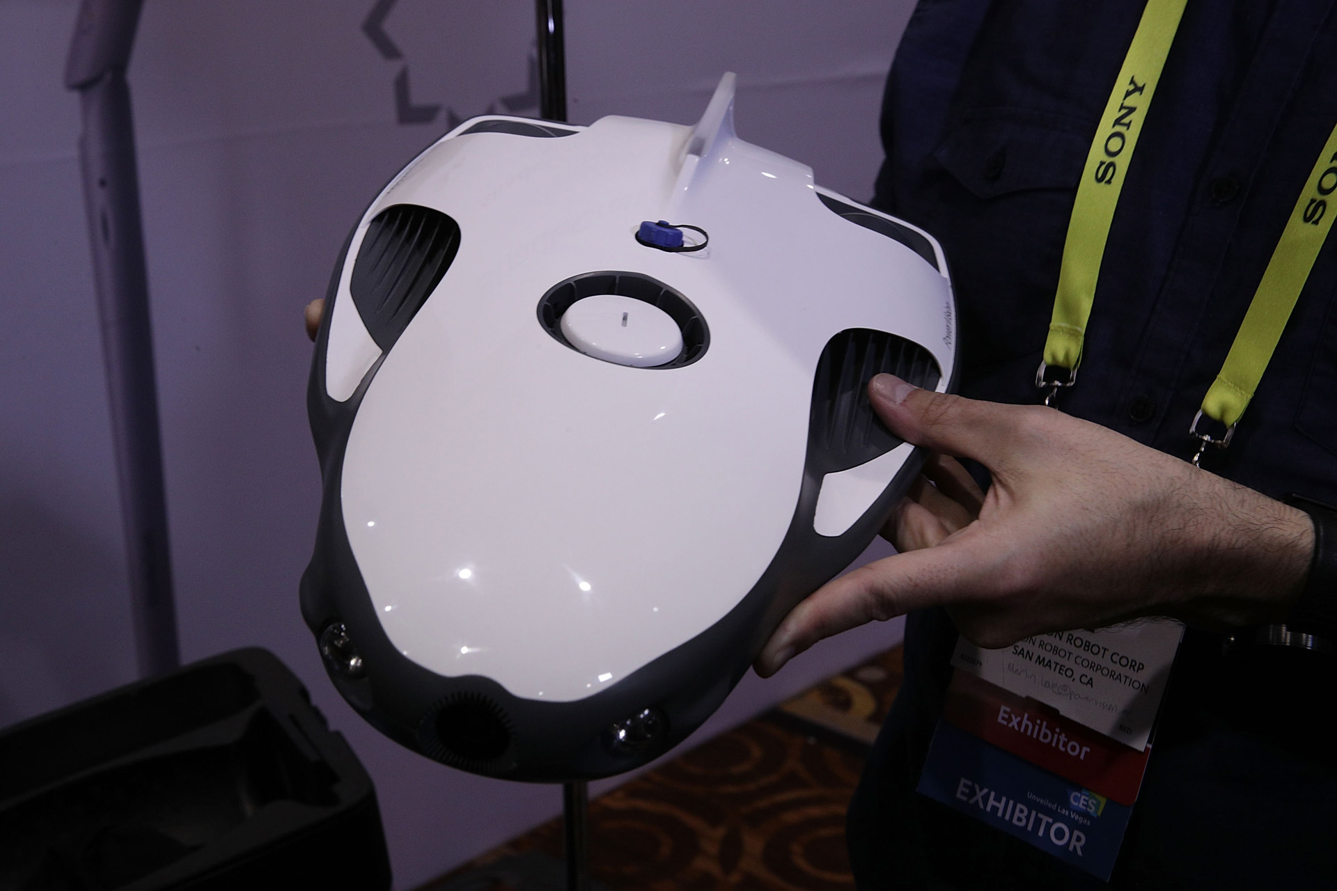 PowerRay, un robot acuático pensado para pescadores, que cuenta con una luz azul y emplea un sistema de sonido para detectar peces y avisar cuando eso ocurre, por medio de imágenes instantáneas que se mandan por un wi fi interno (Alex Wong/Getty Images/AFP)