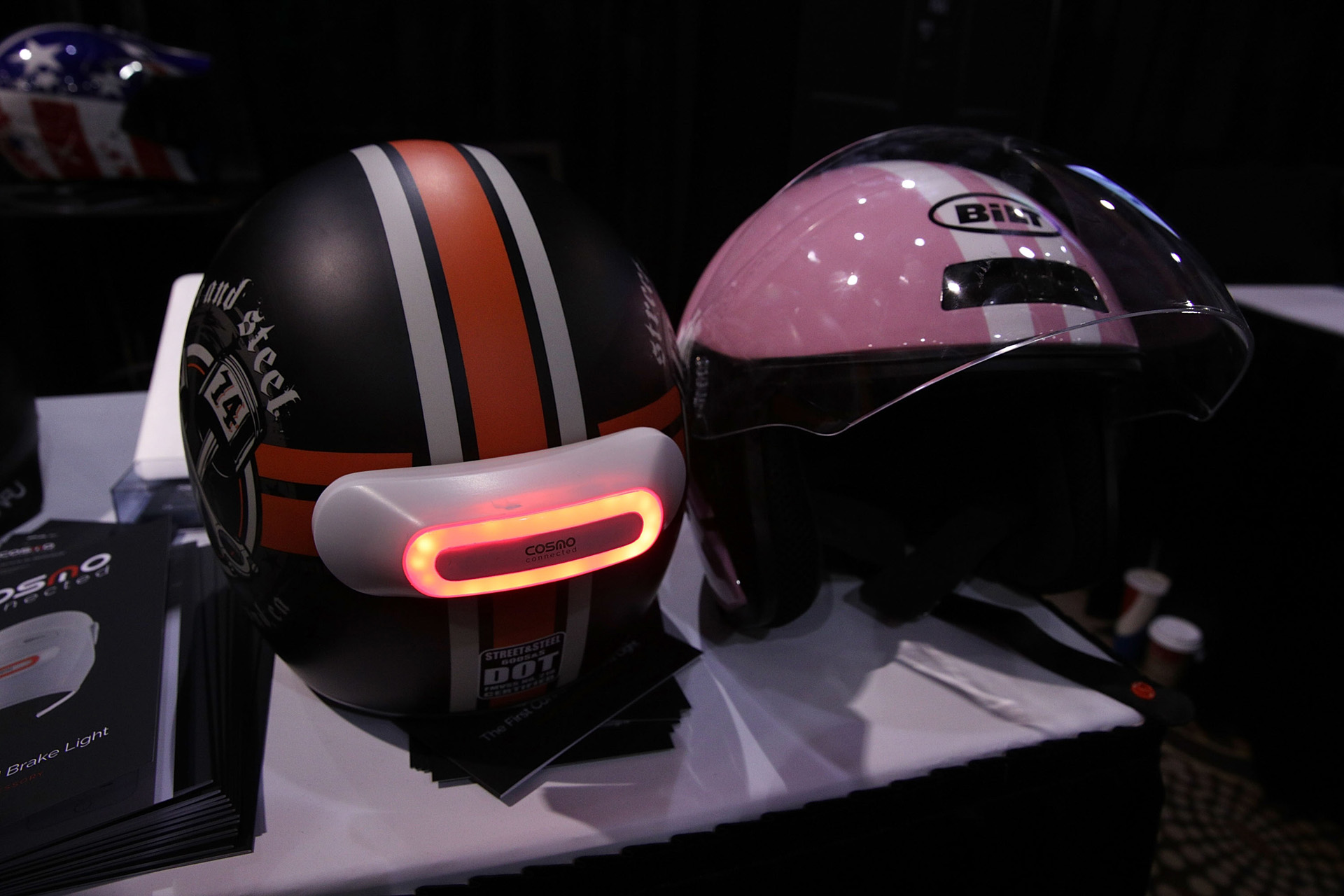 Cosmo Connected, una luz inteligente, con servicio de geolocalización que en envía una alerta en caso de accidentes. El dispositivo se puede añadir a cualquier caso de bicicleta o moto (Alex Wong/Getty Images/AFP).