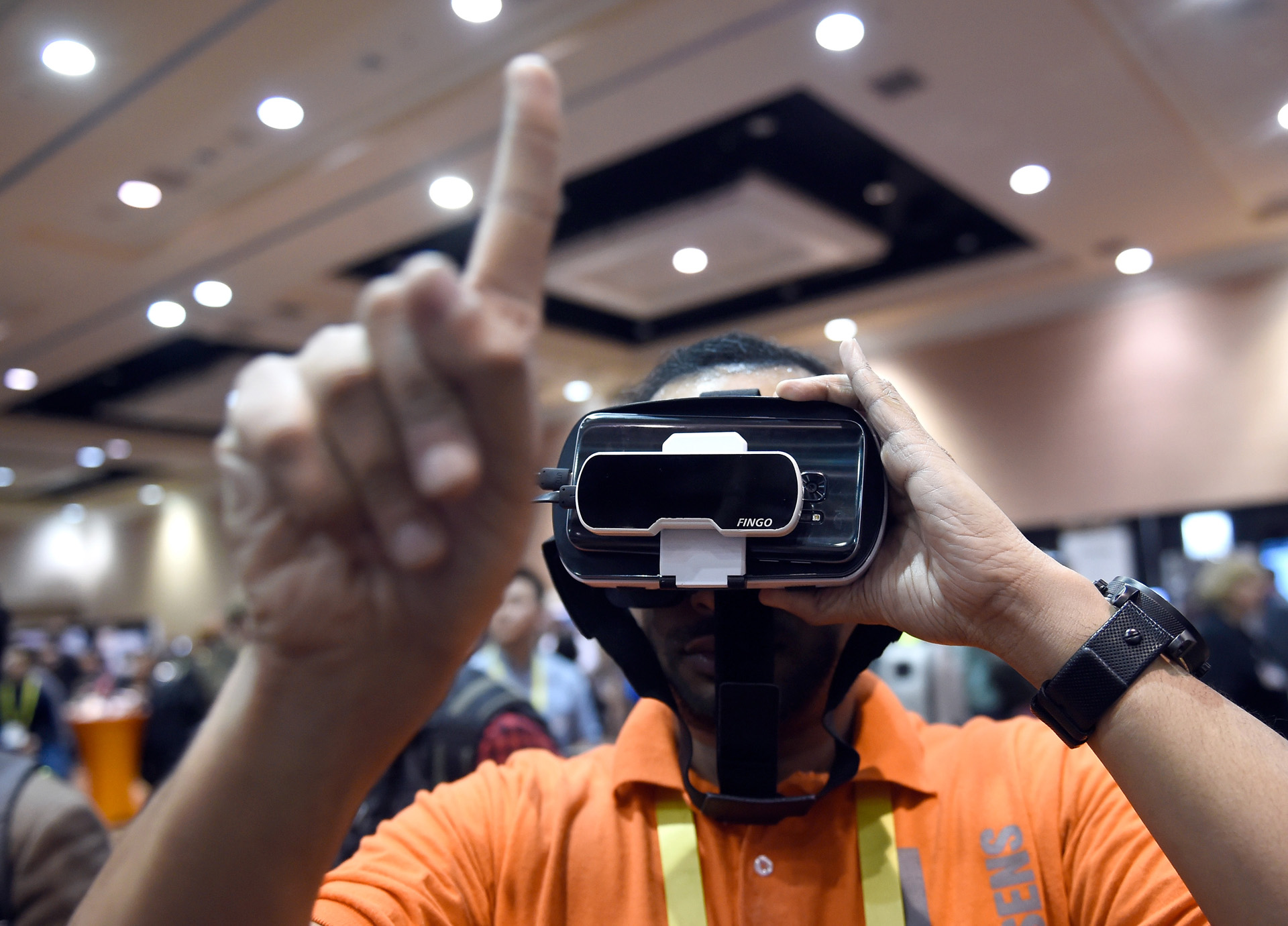 Fingo, un dispositivo que, al sumarse a las gafas de realidad virtual, genera una versión digital de los gestos que se hacen con la mano (David Becker/Getty Images/AFP).