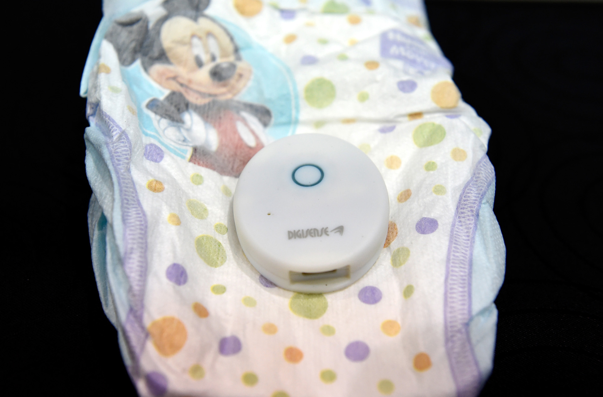 Digisense, un wearable que transmite información en tiempo real. Envía una alerta cuando es hora de cambiar el pañal del bebé. (David Becker/Getty Images/AFP)