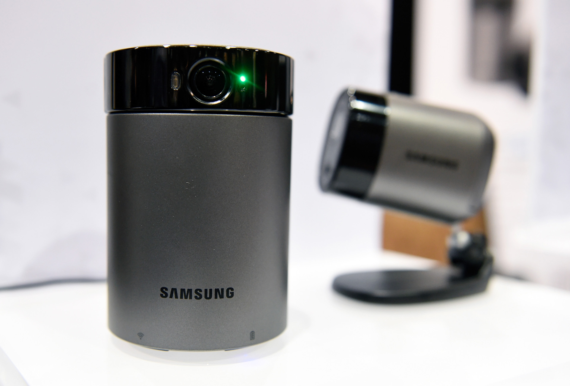 Las cámaras Samsung Wisenet en exposición durante el CES Unveiled, un evento exclusivo para la prensa que se llevó a cabo en Las Vegas. (David Becker/Getty Images/AFP)