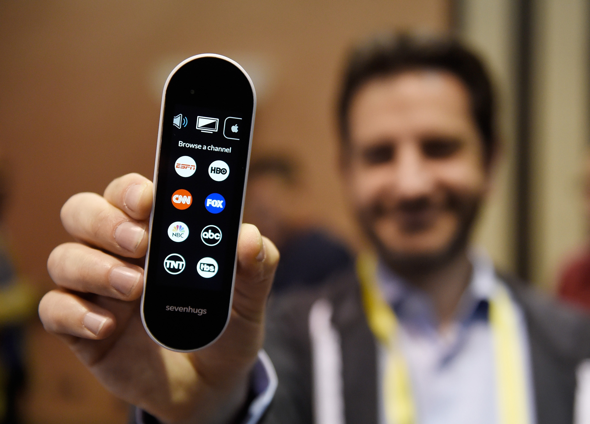 El control remoto multiuso Sevenhugs es un control universal que permite operar varios electrodomésticos desde un mismo lugar (David Becker/Getty Images/AFP)