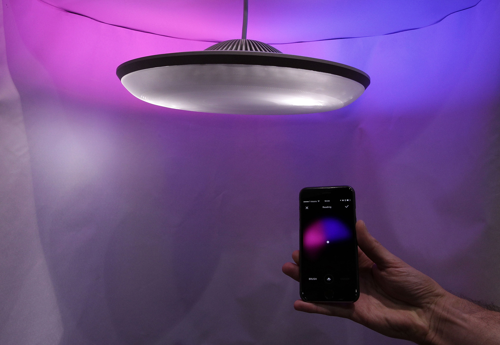 Una lámpara inteligente, creada por la compañía Luke Roberts, que proyecta diferentes juegos de luces según el gusto del usuario (Alex Wong/Getty Images/AFP)