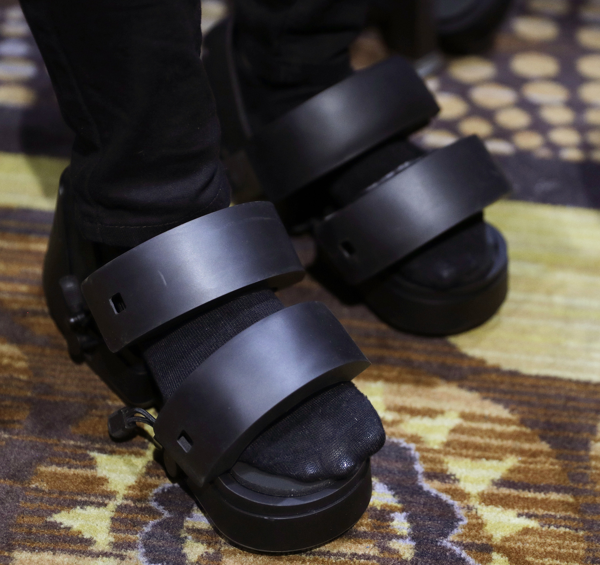 Zapatos de realidad virtual Taclim de Cerevo que permite experimentar diferentes superficies de forma digital (AP Photo/John Locher)