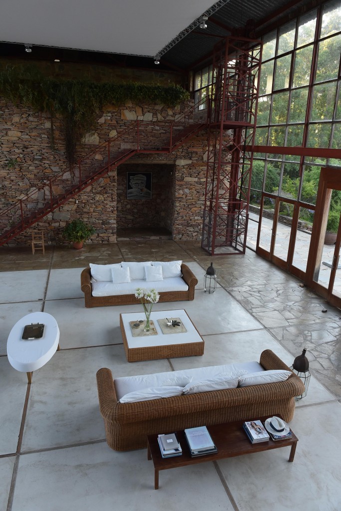 La casa de Rusconi se lució en la revista más importante de decoración de Inglaterra. Techos altos y ventanales inmensos definen la deco blanca, simple, cálida por el ratán. Muy moderna. (Fede Romero)
