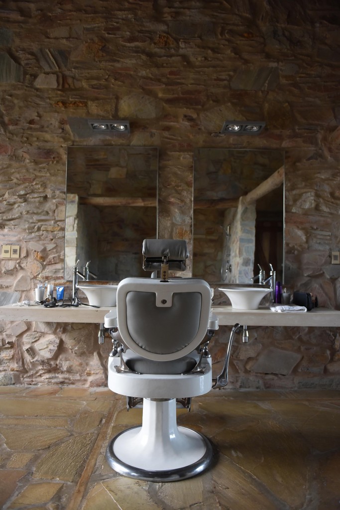 El baño tiene detalles de antiques de diseño y mucha piedra. Espejos grandes y mucha luz natural.