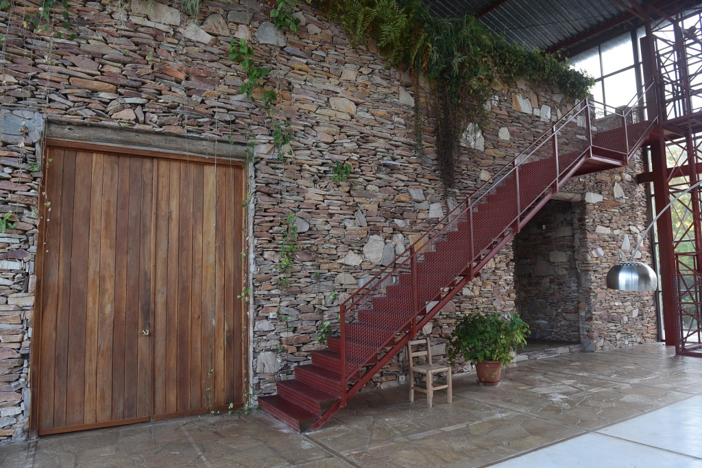 La arquitectura minimalista del arquitecto Ravazzani brinda esplendor a la casa. La deco quedó en manos de Mimí O’Connor.