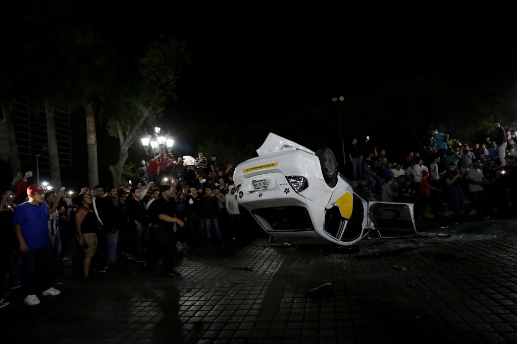Cientos de personas irrumpieron en las tiendas Famsa y Coppel para saquear ropa, electrodomésticos y otros artículos al tiempo que había protestas en el centro de Monterrey (Reuters)