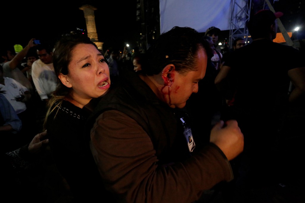 Entre las víctimas de la violencia, salieron lesionados cuatro reporteros que fueron golpeados por los policías (Reuters)
