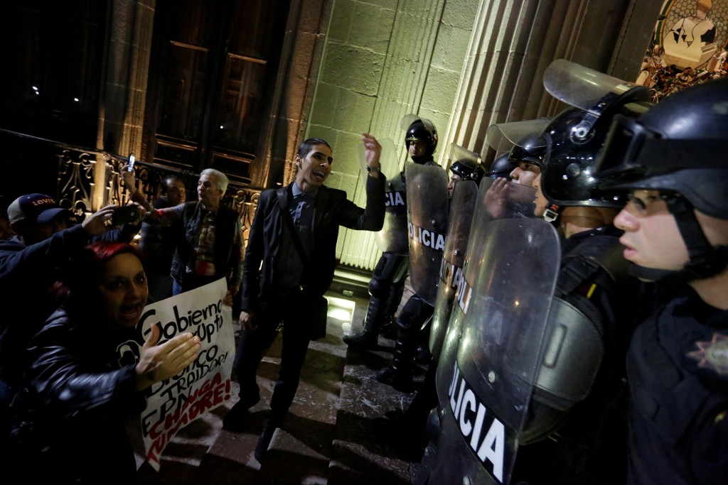 Una decena de heridos, 48 detenidos, daños en el Palacio de Gobierno y dos tiendas saqueadas fue el saldo de las manifestaciones del jueves en Monterrey (Reuters)