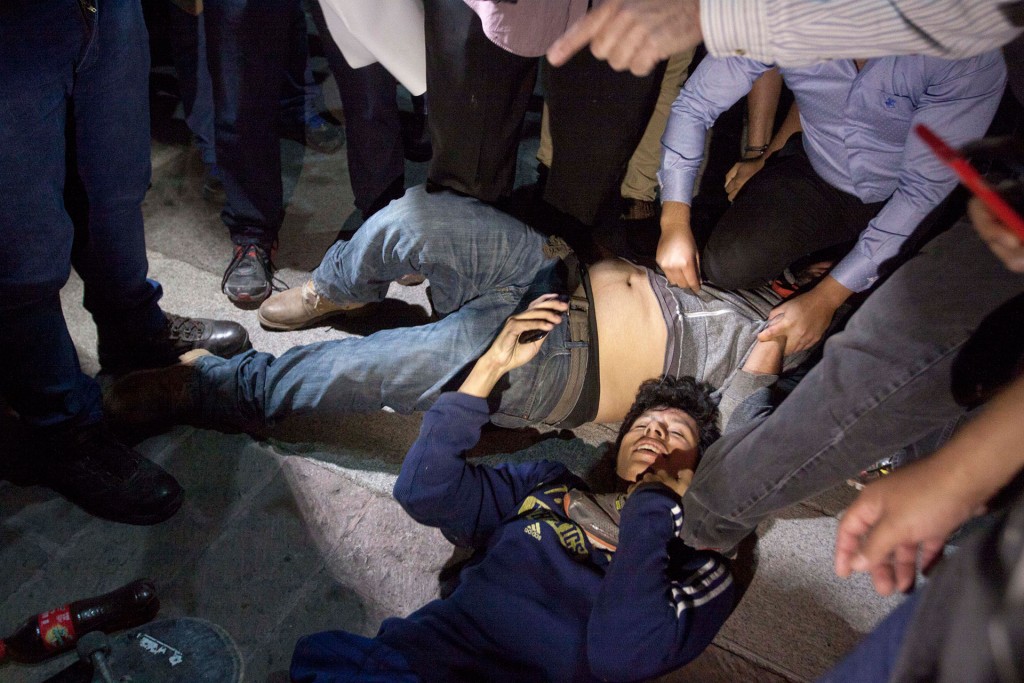 Dos de los jóvenes que fueron detenidos por lanzar piedras a los uniformados (AFP)
