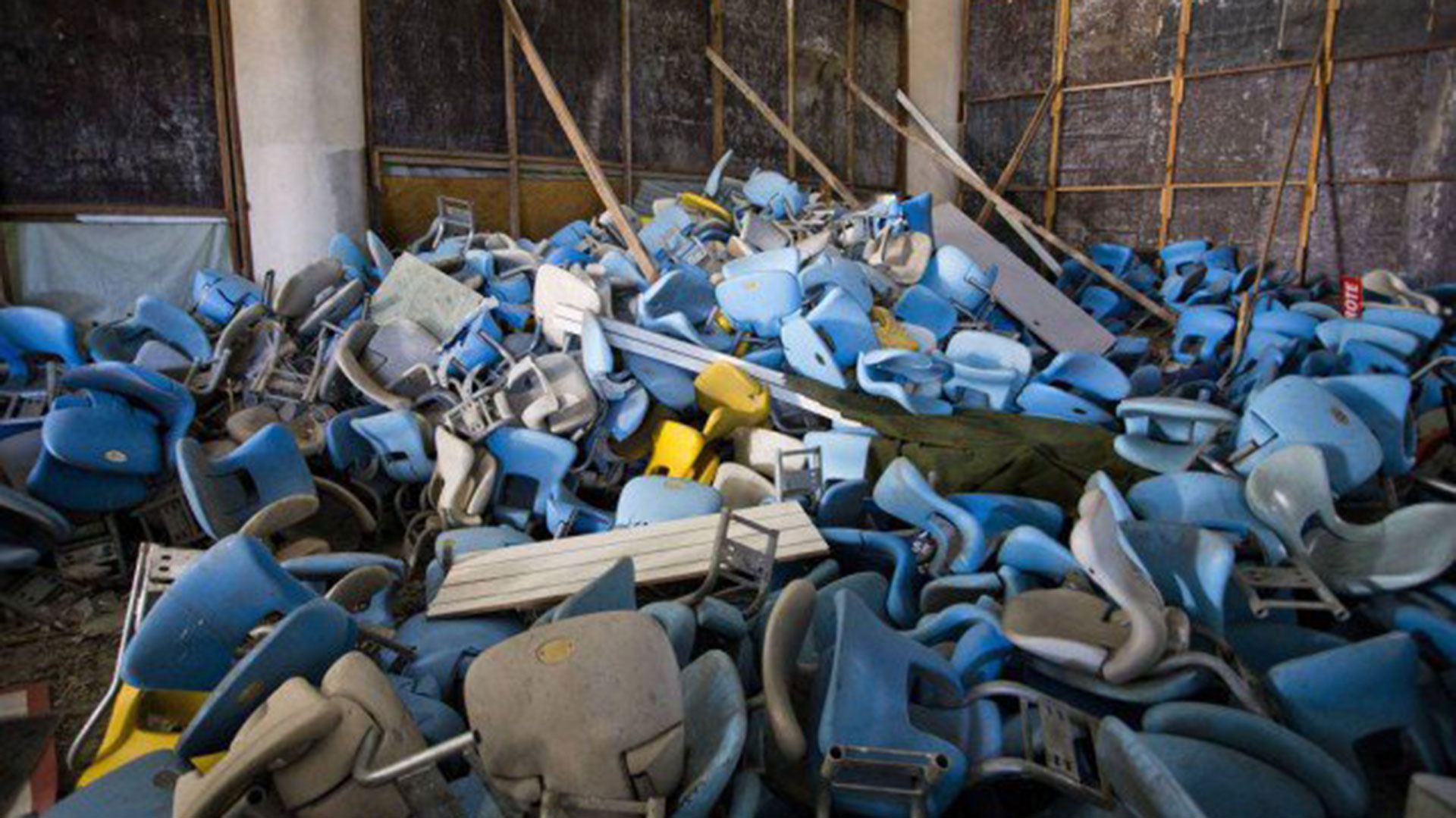 Asientos de las tribunas amontonados en habitaciones