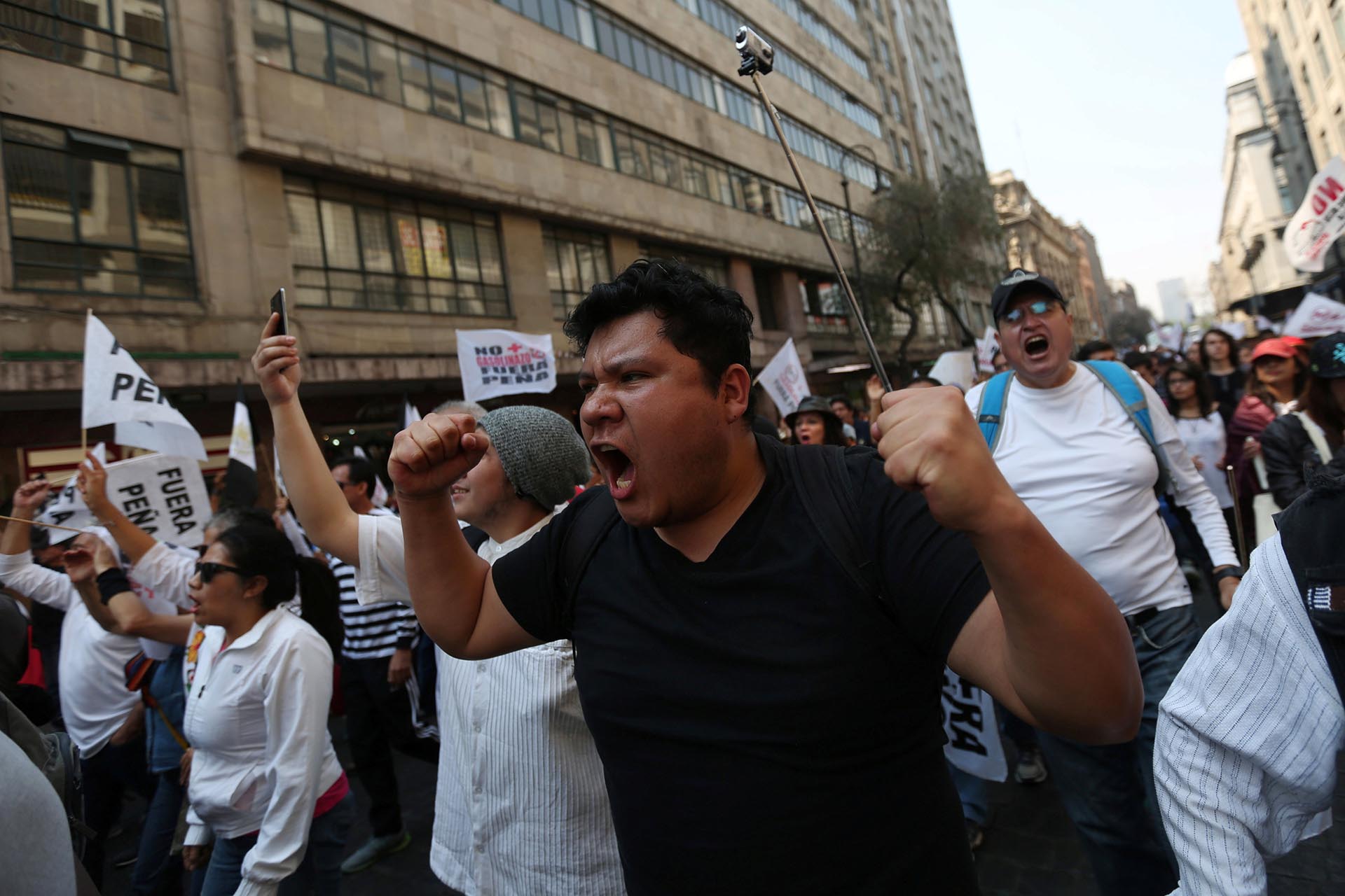 Y hubo manifestaciones pacíficas en al menos seis estados más: el Estado de México, Chiapas, Jalisco, Puebla, Guerrero o Nuevo León