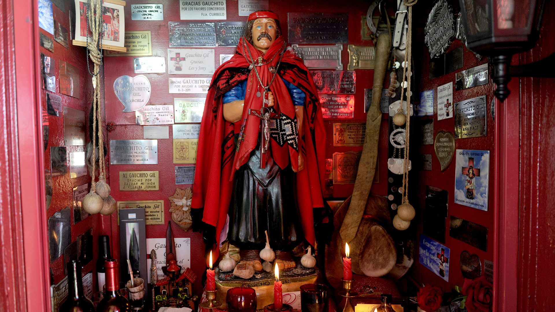 Balas, muerte y milagros: Gauchito Gil, el santo pagano adorado por los  delincuentes - Infobae