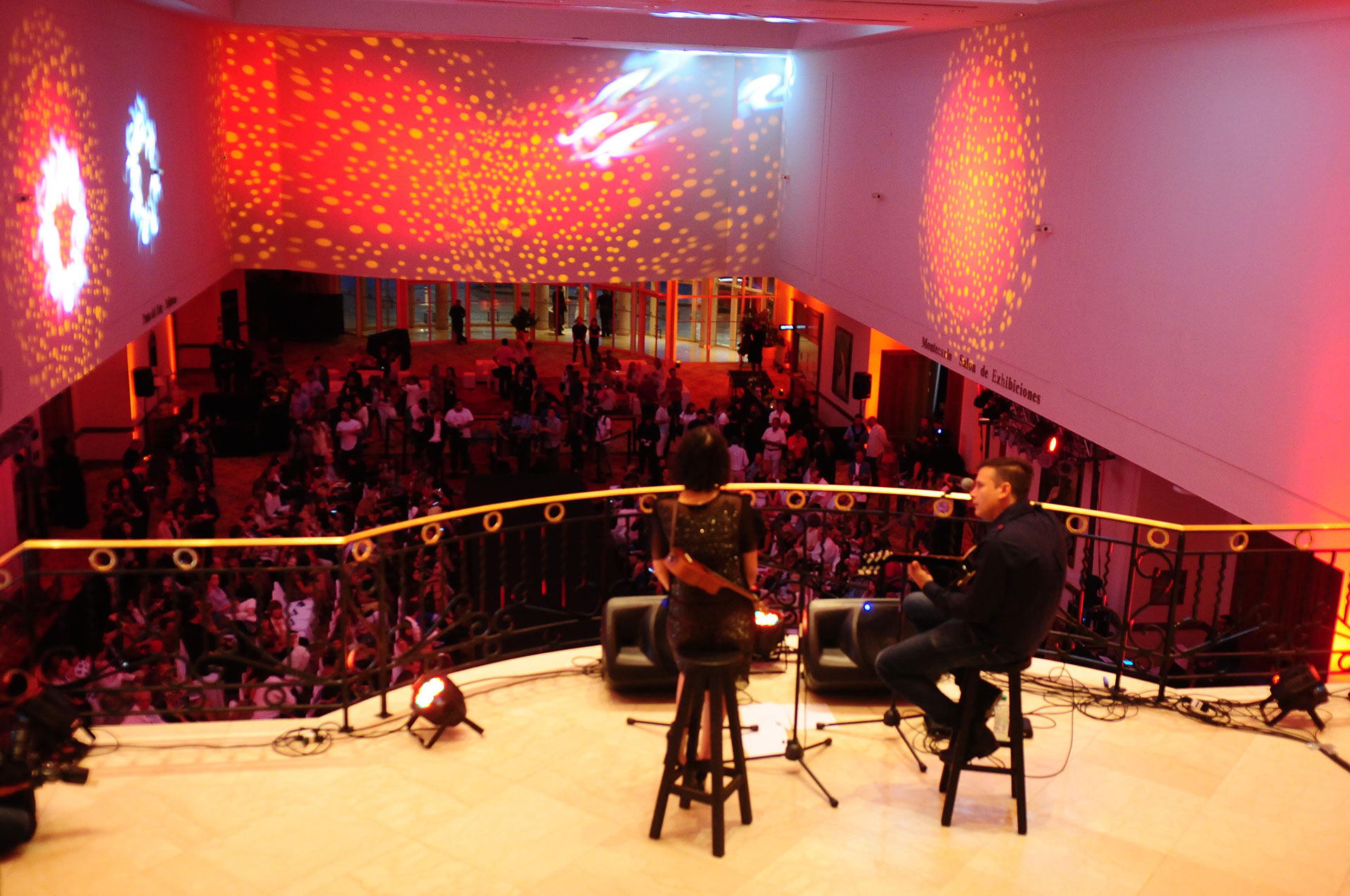En el espectacular foyer de la Sala de Convenciones del Hotel Enjoy Punta del Este, cinco diseñadores presentaron lo mejor de su trabajo en un desfile exclusivo para invitados especiales, que contó con la actuación musical de los cantantes Leo García y Florencia Torrente