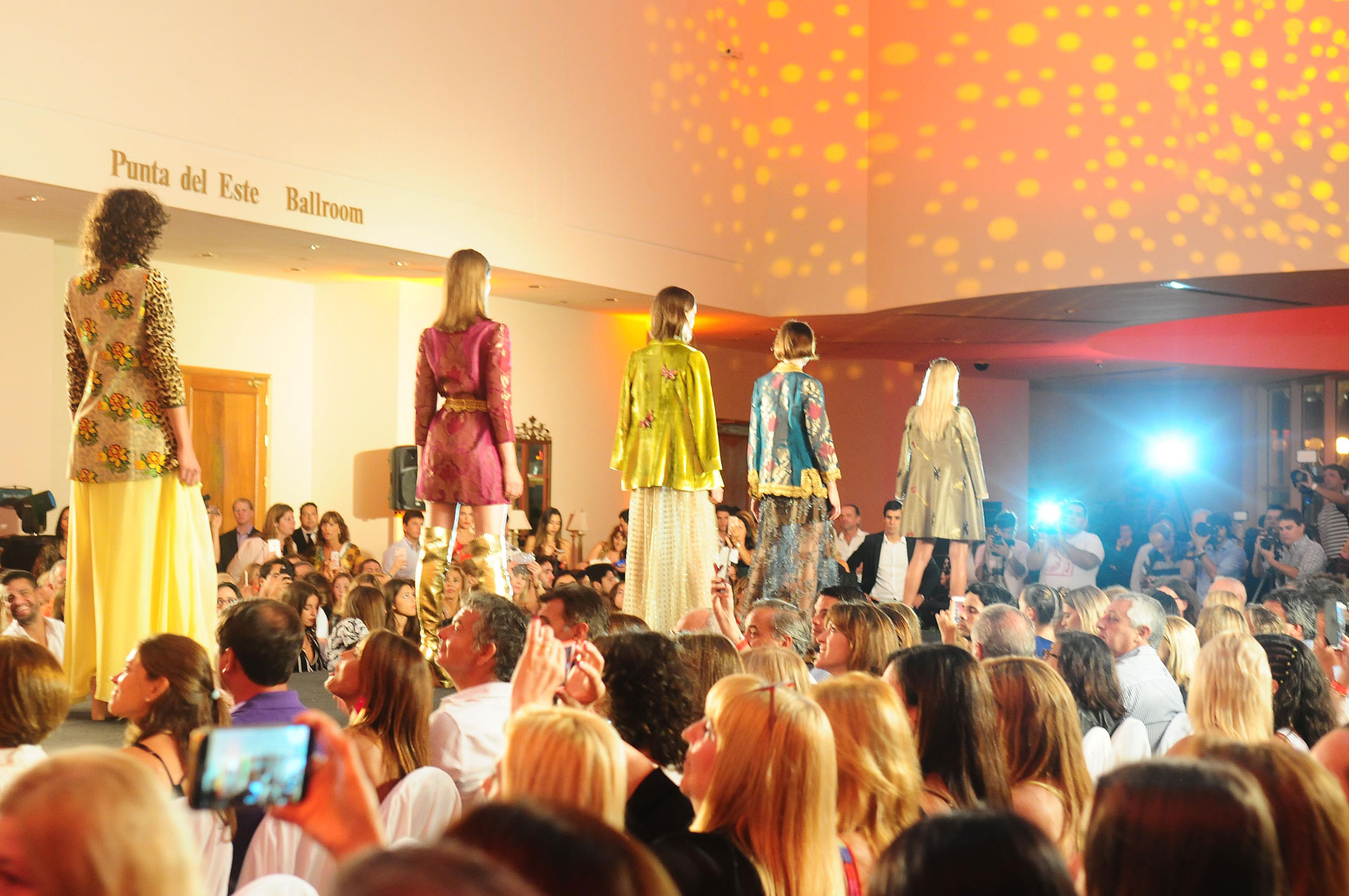 Colores vibrantes en el fabuloso International Fashion Show de Enjoy Punta del Este /// Fotos: Fotos: Daniel Coccolo – Fernando Gutiérrez – GM Press