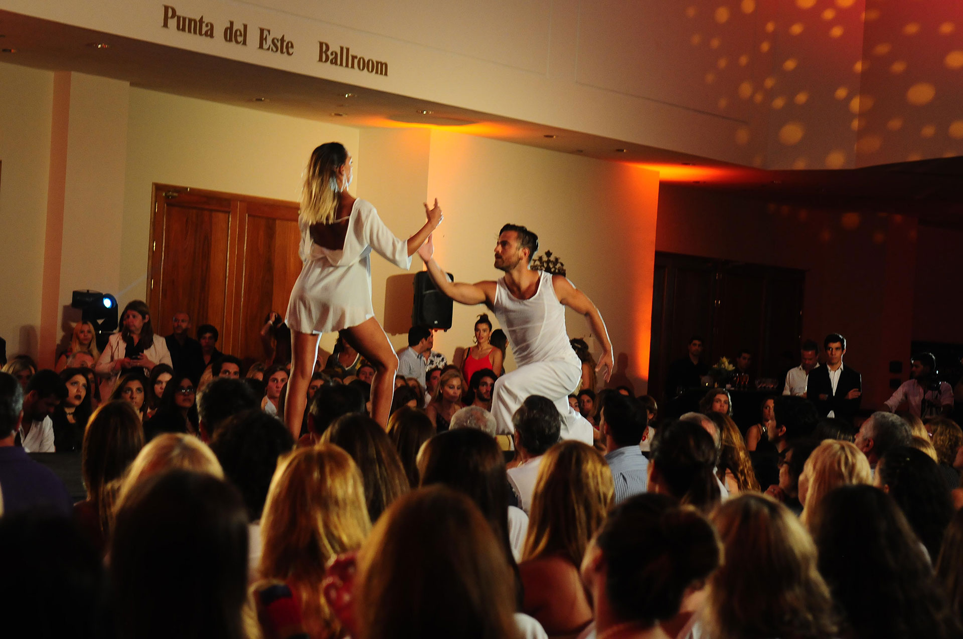 Una performance de danza durante el desfile