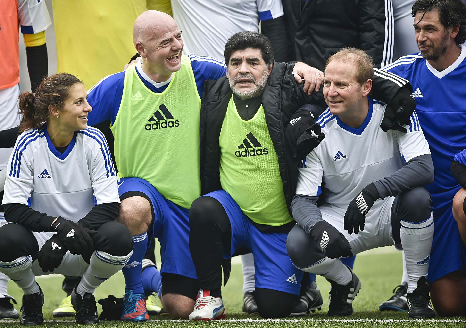 Maradona, junto a Infantino, el presidente de la FIFA con el que se acercó a la entidad (Foto: AFP)