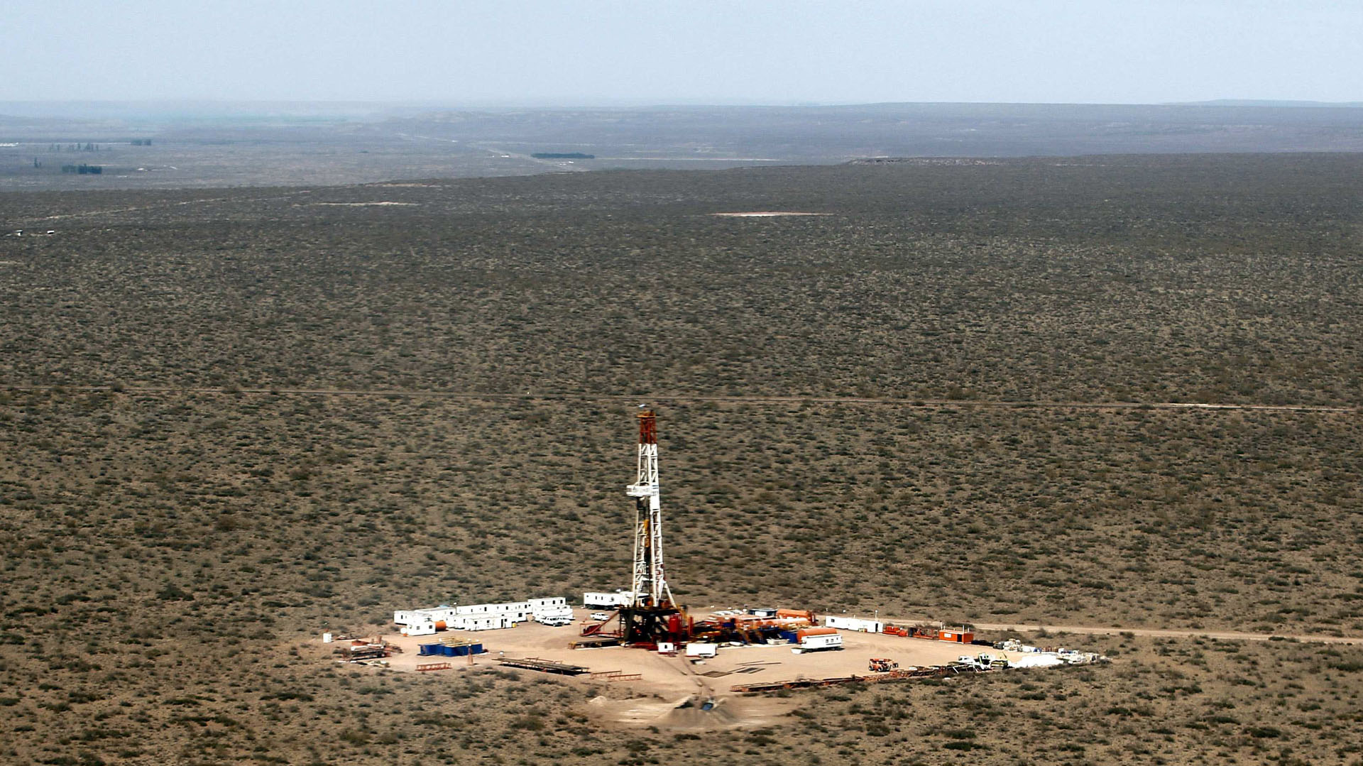 La formación de shale Vaca Muerta se extiende mayormente en superficie neuquina. (Reuters)