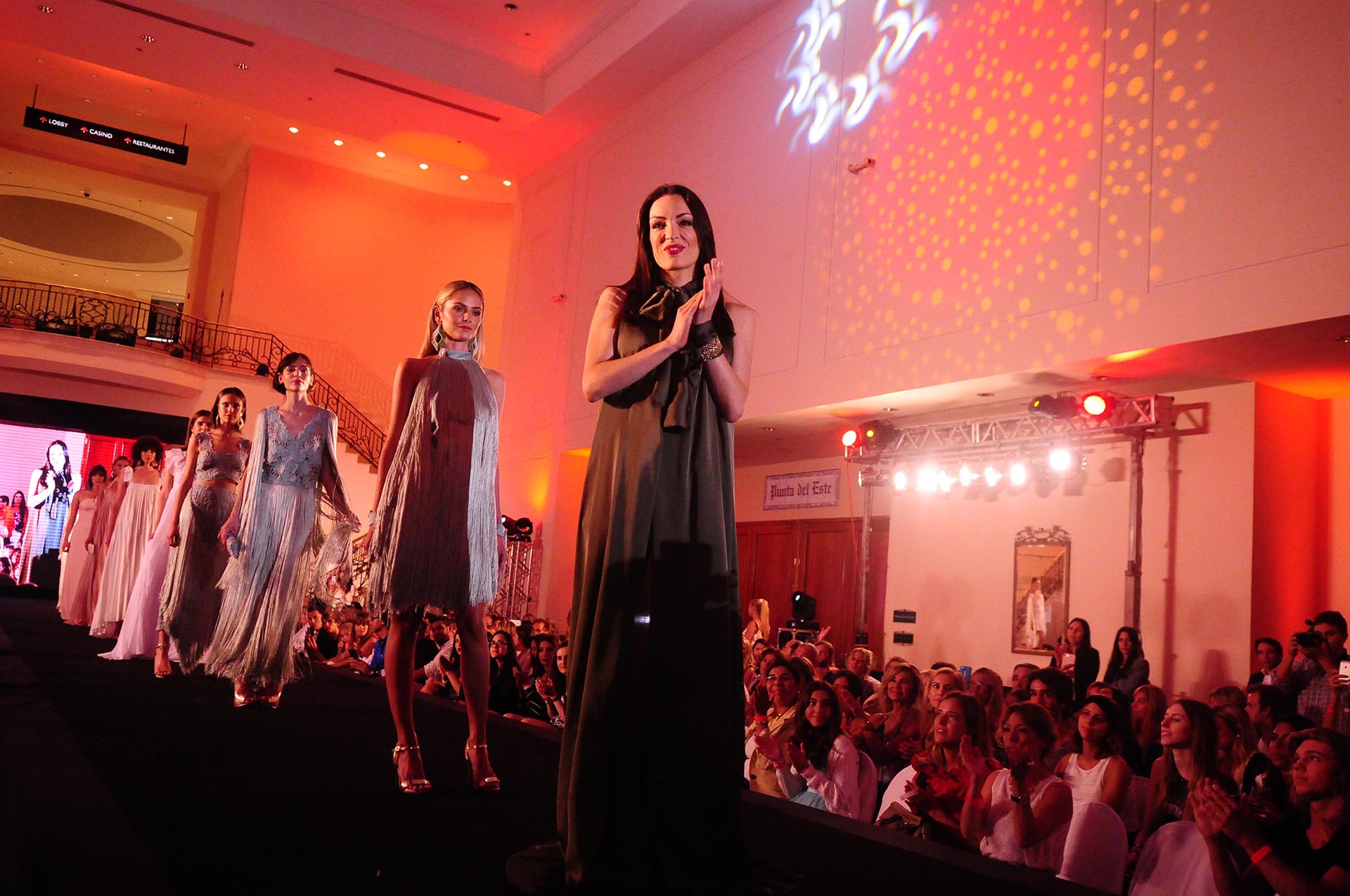 La diseñadora María Gorof fue la encargada del cerrar el International Fashion Show