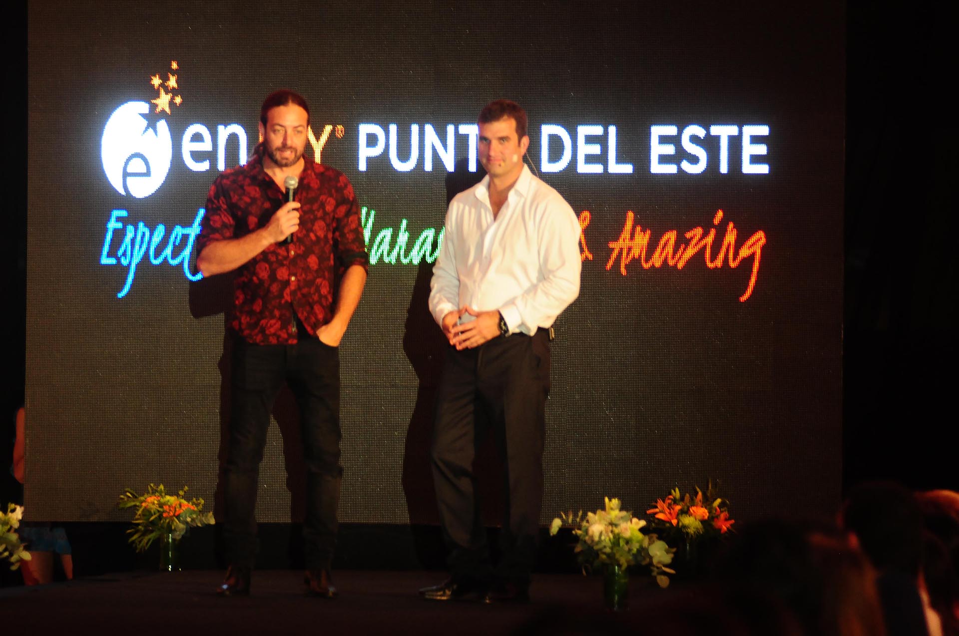 El desfile contó con la presencia del ex tenista chileno, Nicolás Massú (izquierda). En la foto, habla sobre la pasarela junto a Juan Eduardo Parker, gerente general de Enjoy Punta del este