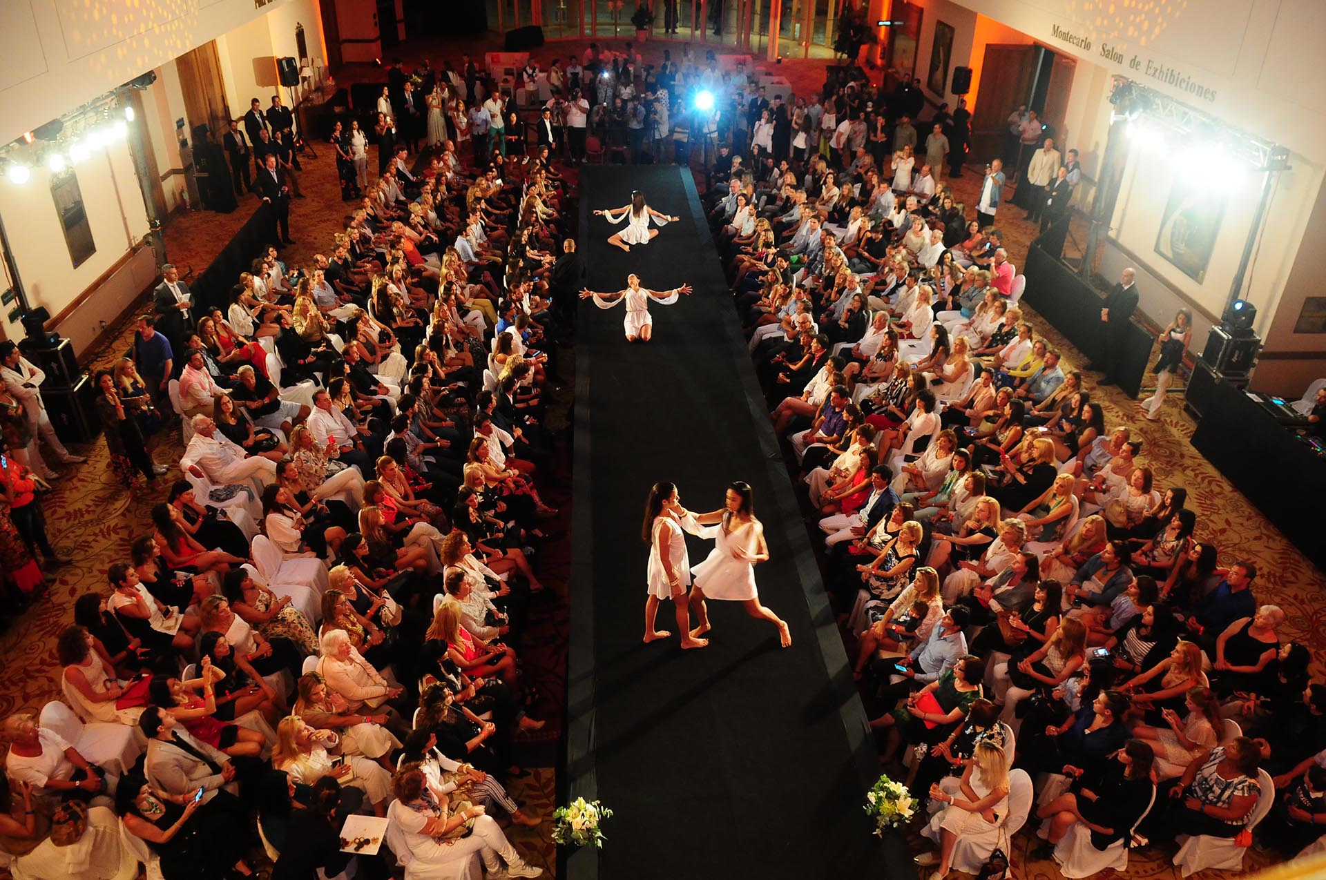 La imponente puesta en escena del International Fashion Show