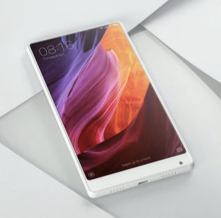 Mi Mix de Xiaomi integró el giroscopio y la cámara a la carcasa, de ese modo logró un display de mayores dimensiones que los teléfonos de la competencia